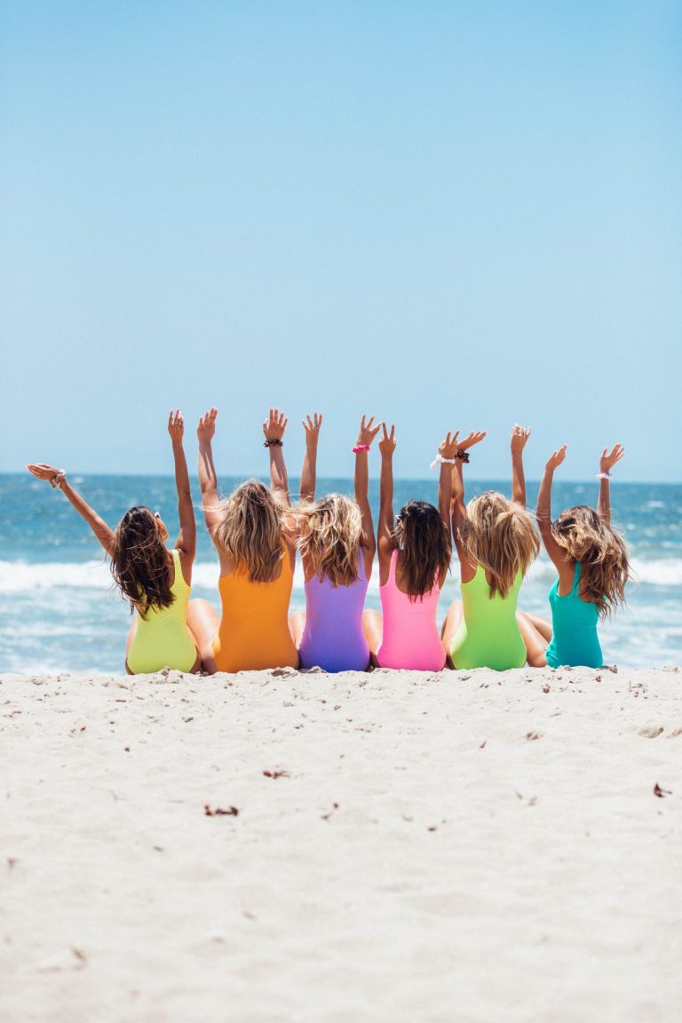 kolorowe dziewczyny na plazy wysmarowane avene